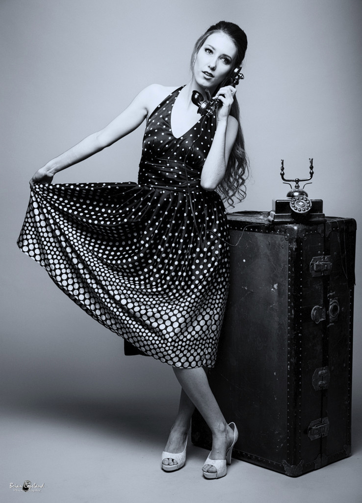 Model-Daria-Sells-Black-and-White-on-the-telephone-2.jpg