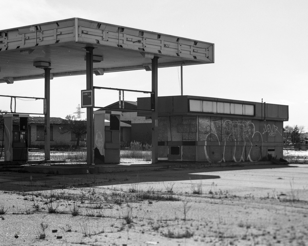 Abandoned-gas-station-on-Vince-Mazza-Way-in-Stoney-Creek.jpg